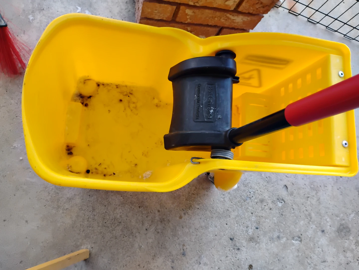 Rubbermaid Yellow Mop Bucket with Wringer - photo 3