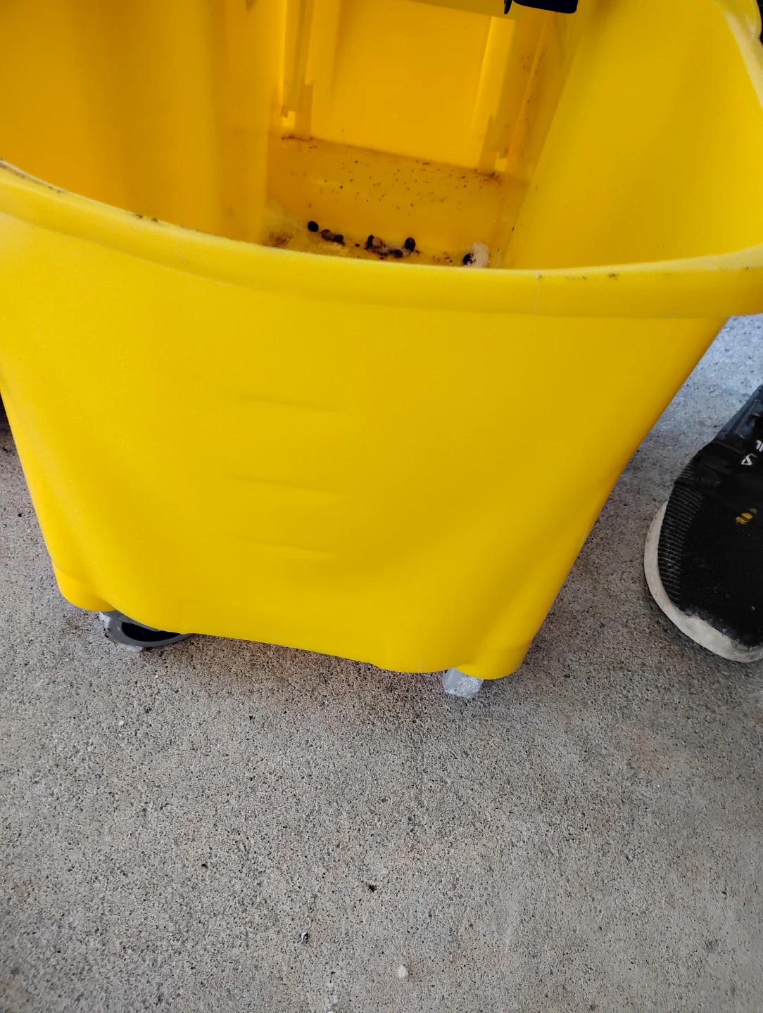 Rubbermaid Yellow Mop Bucket with Wringer - photo 4