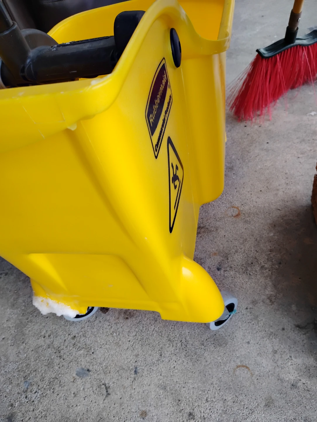 Rubbermaid Yellow Mop Bucket with Wringer - photo 5