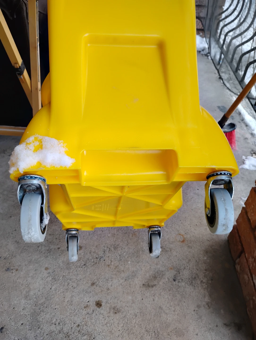Rubbermaid Yellow Mop Bucket with Wringer - photo 2