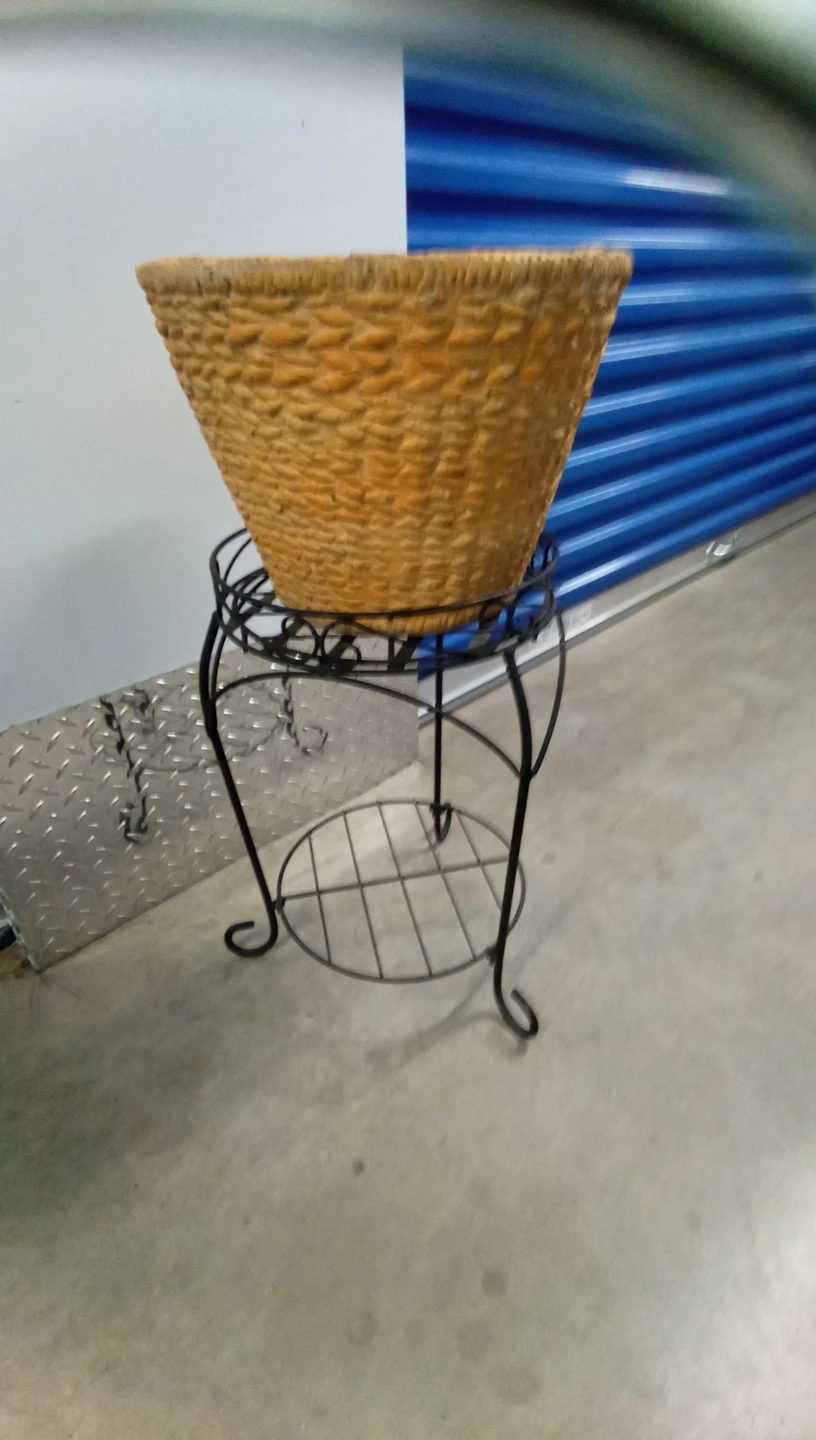 CLAY  Planter with Black Metal Stand