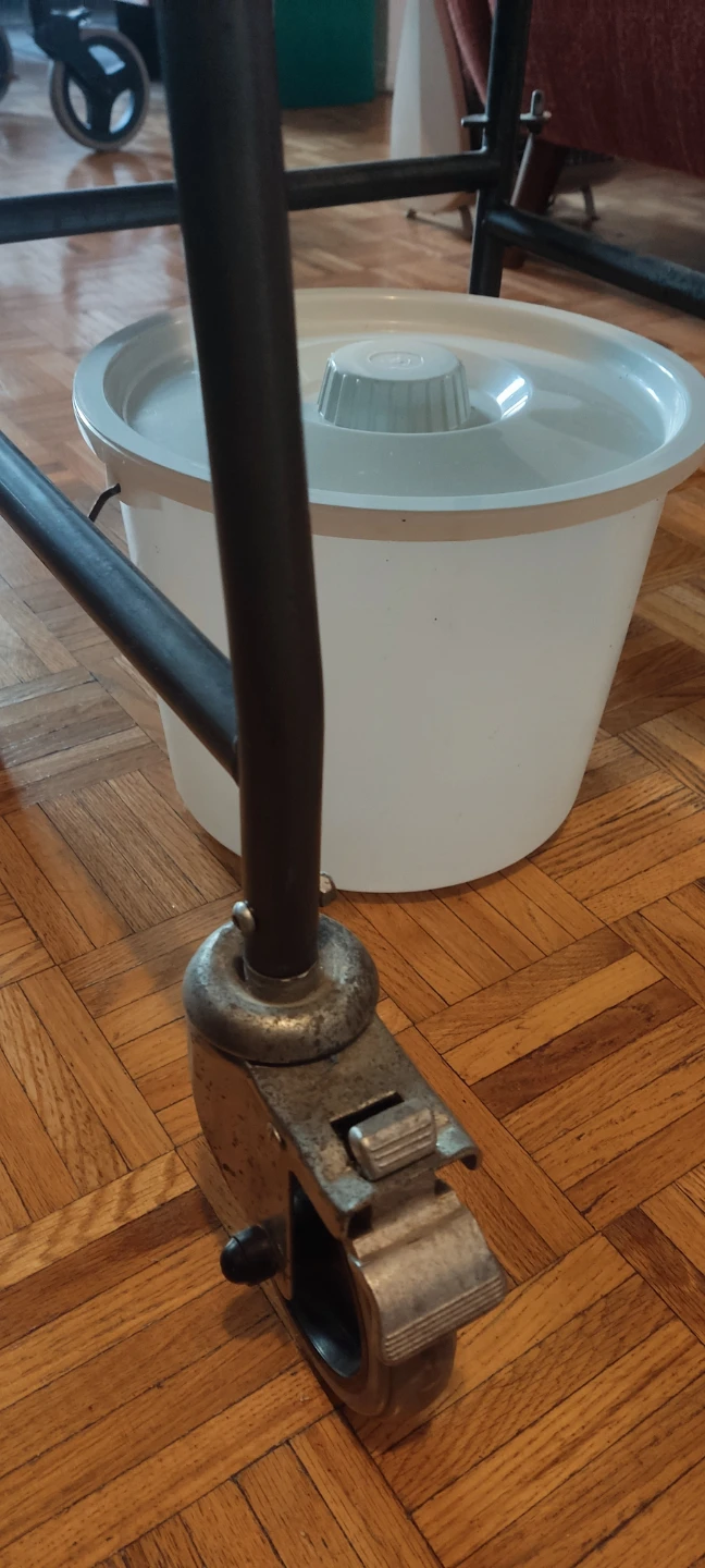 Seniors bedside toilet Commode Chair with Bucket - photo 2