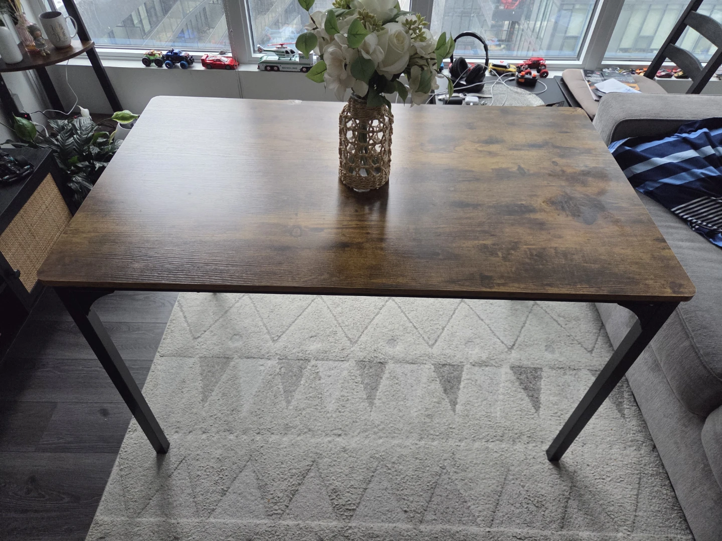 Scratch-resistant faux marble surface - Dining Table