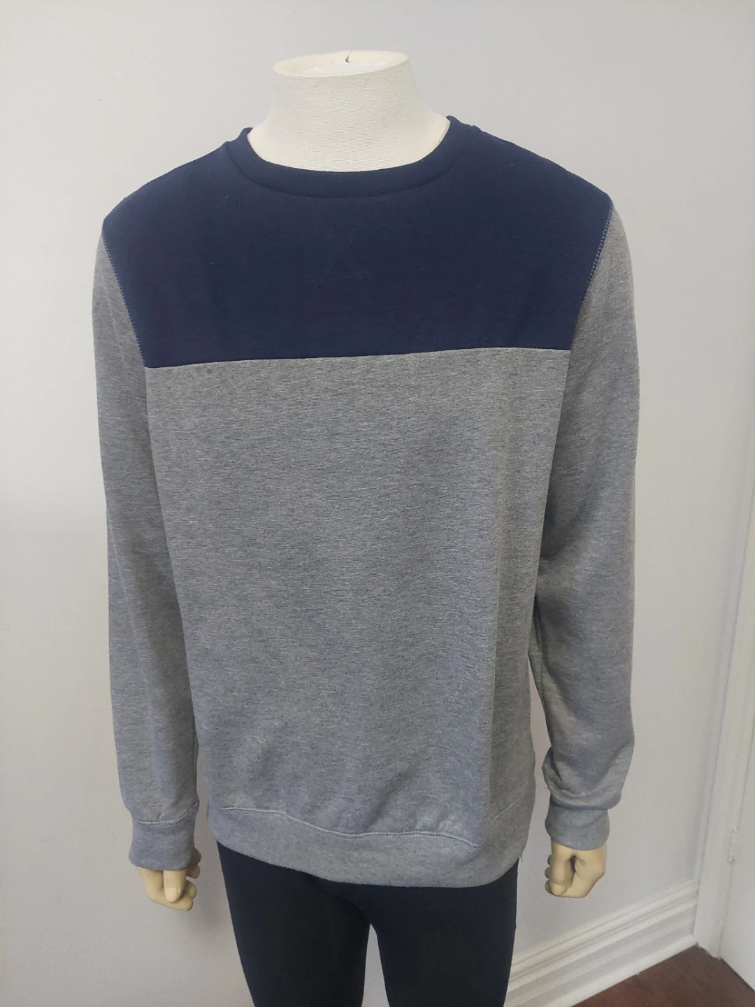 NWOT Urban Heritage Color Block Crewneck Sweatshirt - Medium  🏆