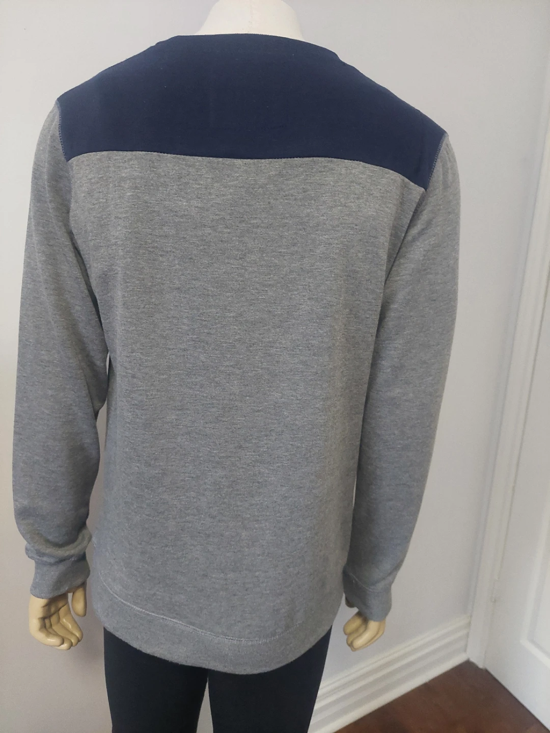 NWOT Urban Heritage Color Block Crewneck Sweatshirt - Medium  🏆 - photo 3