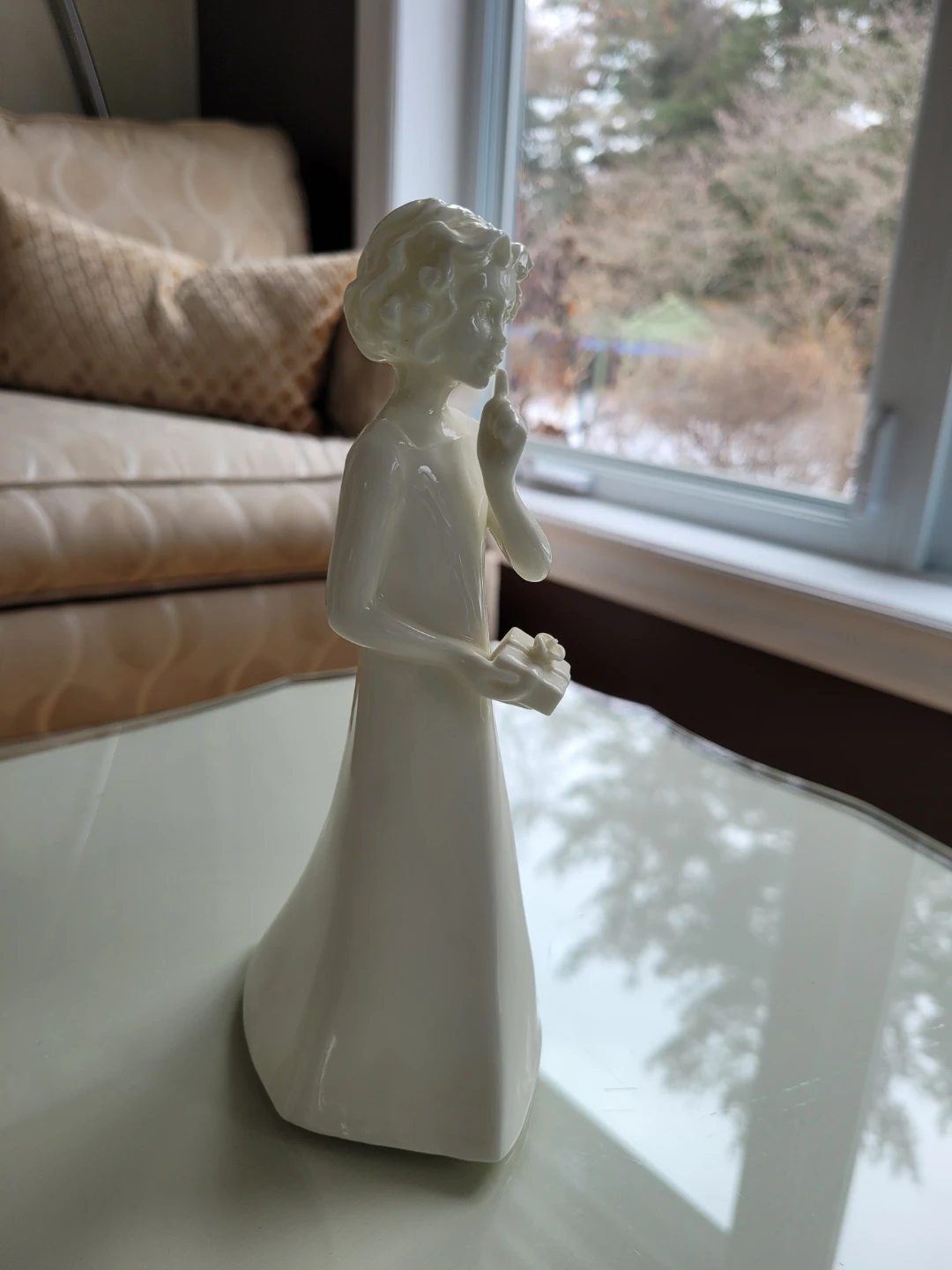 Royal Worcester White Ceramic Figurine 'Special Gift' - photo 5