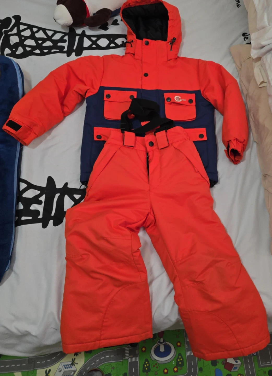 Kids snow gear size 4T