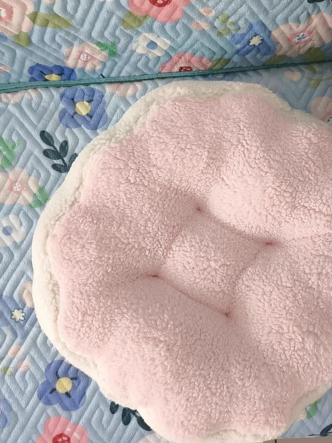 Plush Flower Shaped Seat Cushion - photo 3