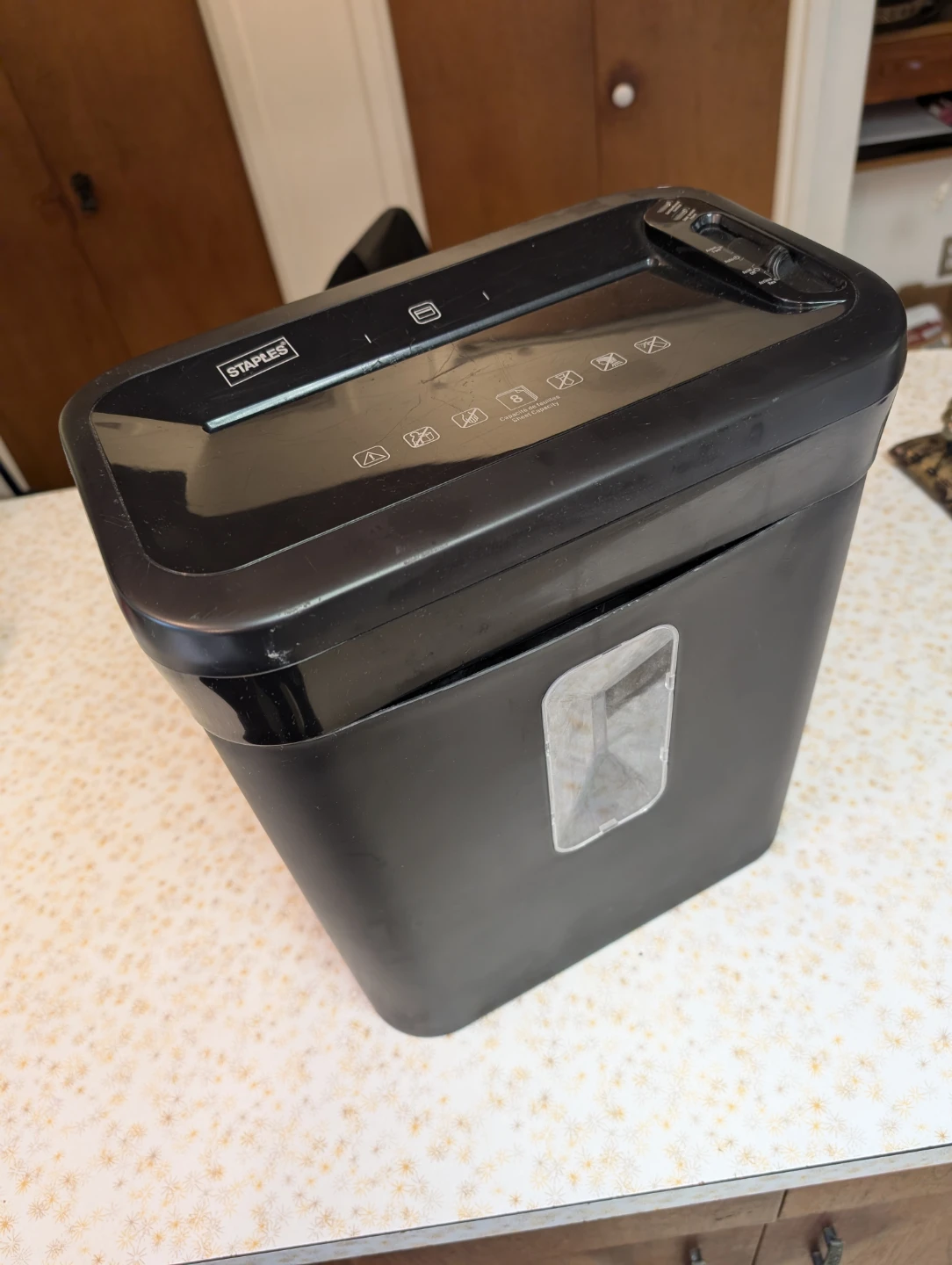 🥕 Staples 8-Sheet Cross-Cut Shredder 🥕