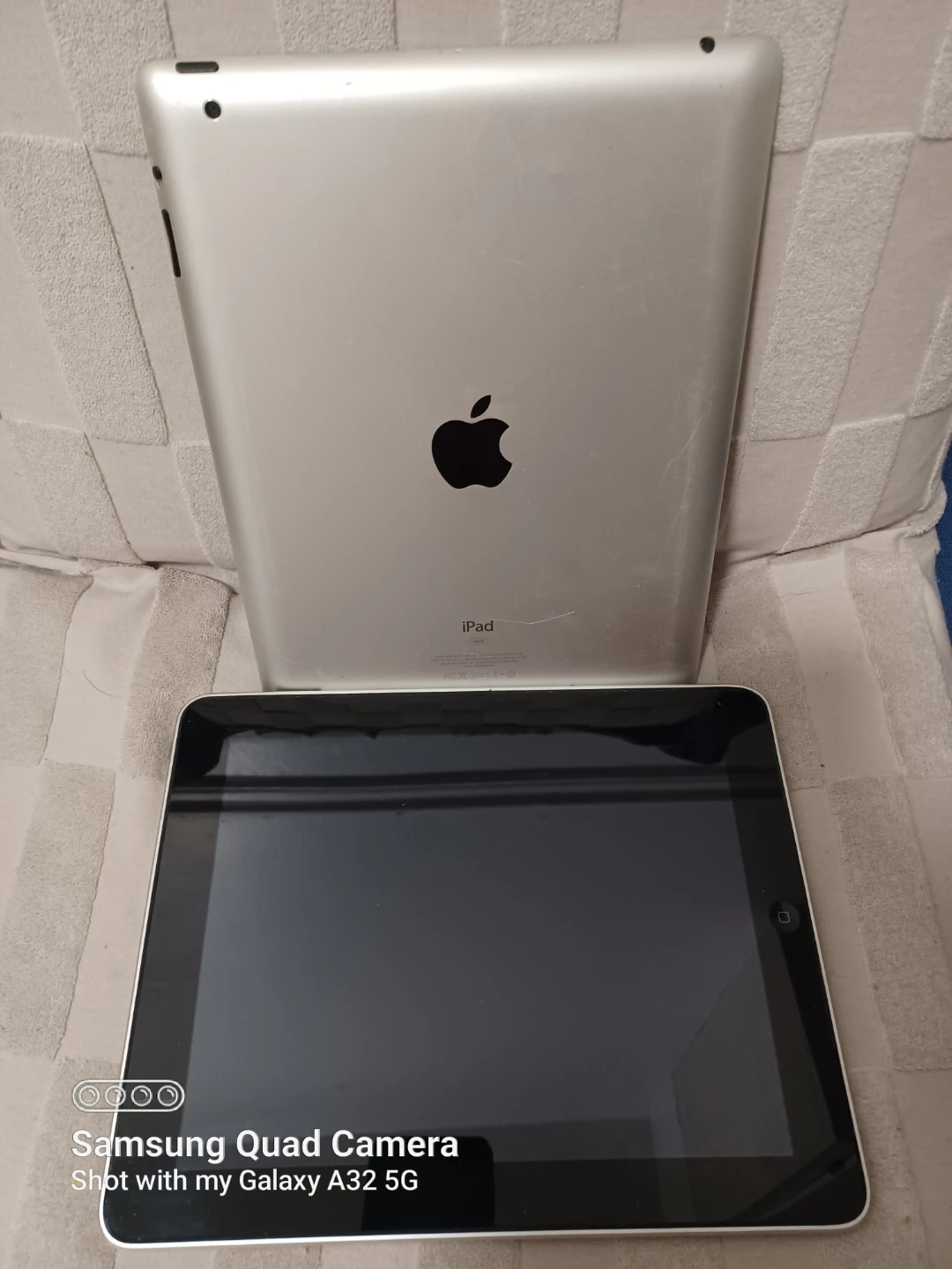 Apple iPad Tablets (2) 🥕