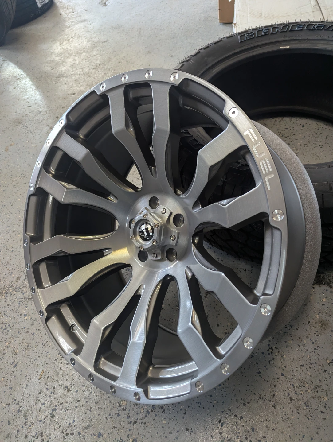 FUEL Wheels 22x10 5x127 for Jeep Wrangler W/Tire - photo 2