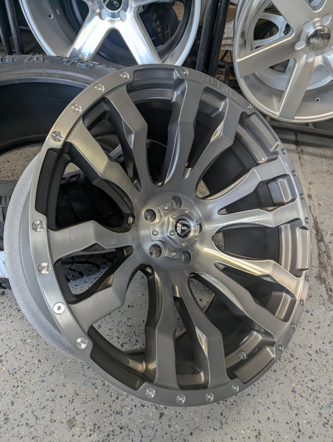 FUEL Wheels 22x10 5x127 for Jeep Wrangler W/Tire - photo 3