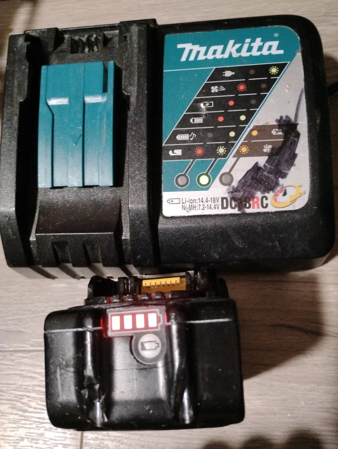 Makita 18V LITHIUM-ION 4.0Ah Battery and Charger - photo 2