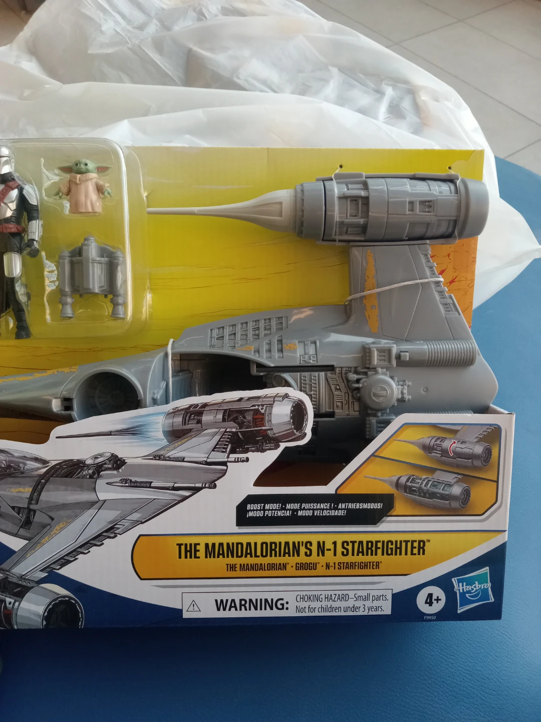 The Mandalorian's N-1 Starfighter with Figures