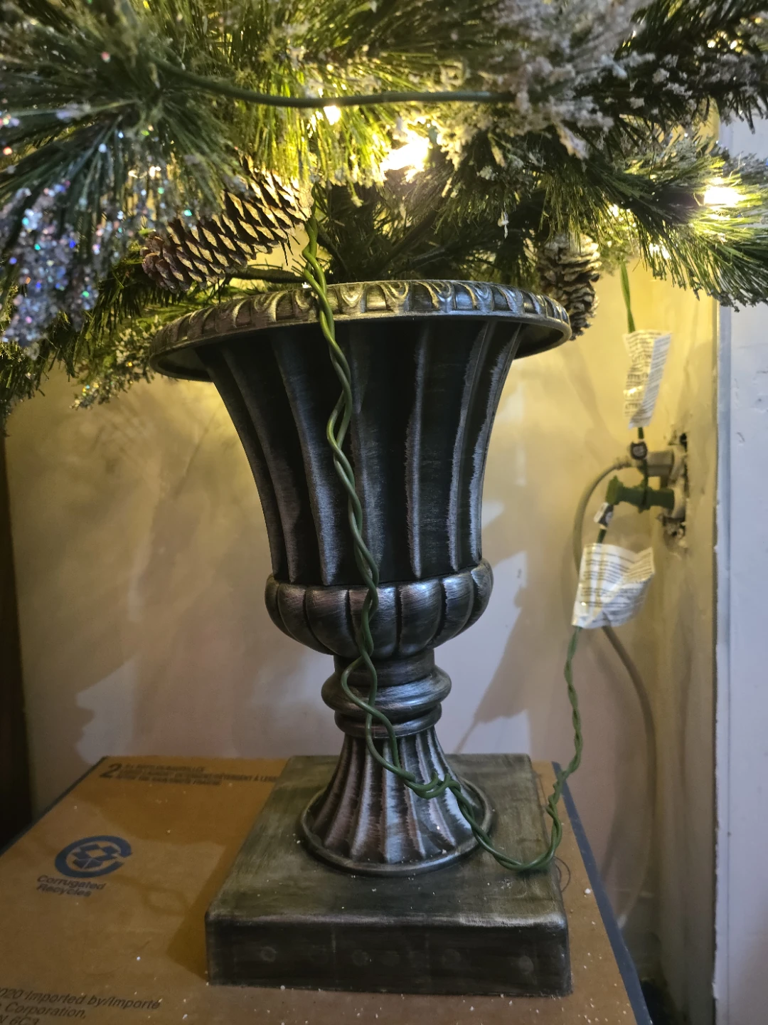 Pre-lit Artificial Christmas Tree with Snowy Branches - photo 2