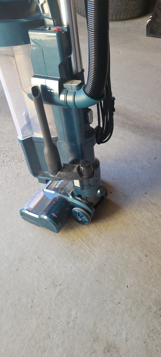 Shark Lift-Away Vacuum Cleaner - photo 4