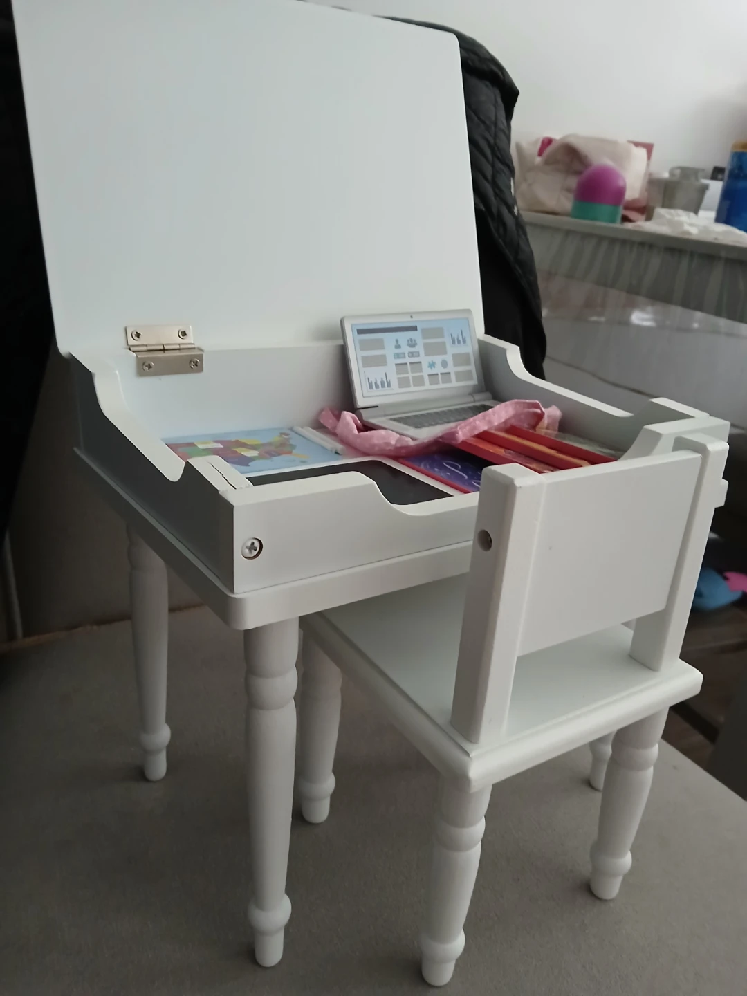 White Children's Desk and Chair Set 🏆