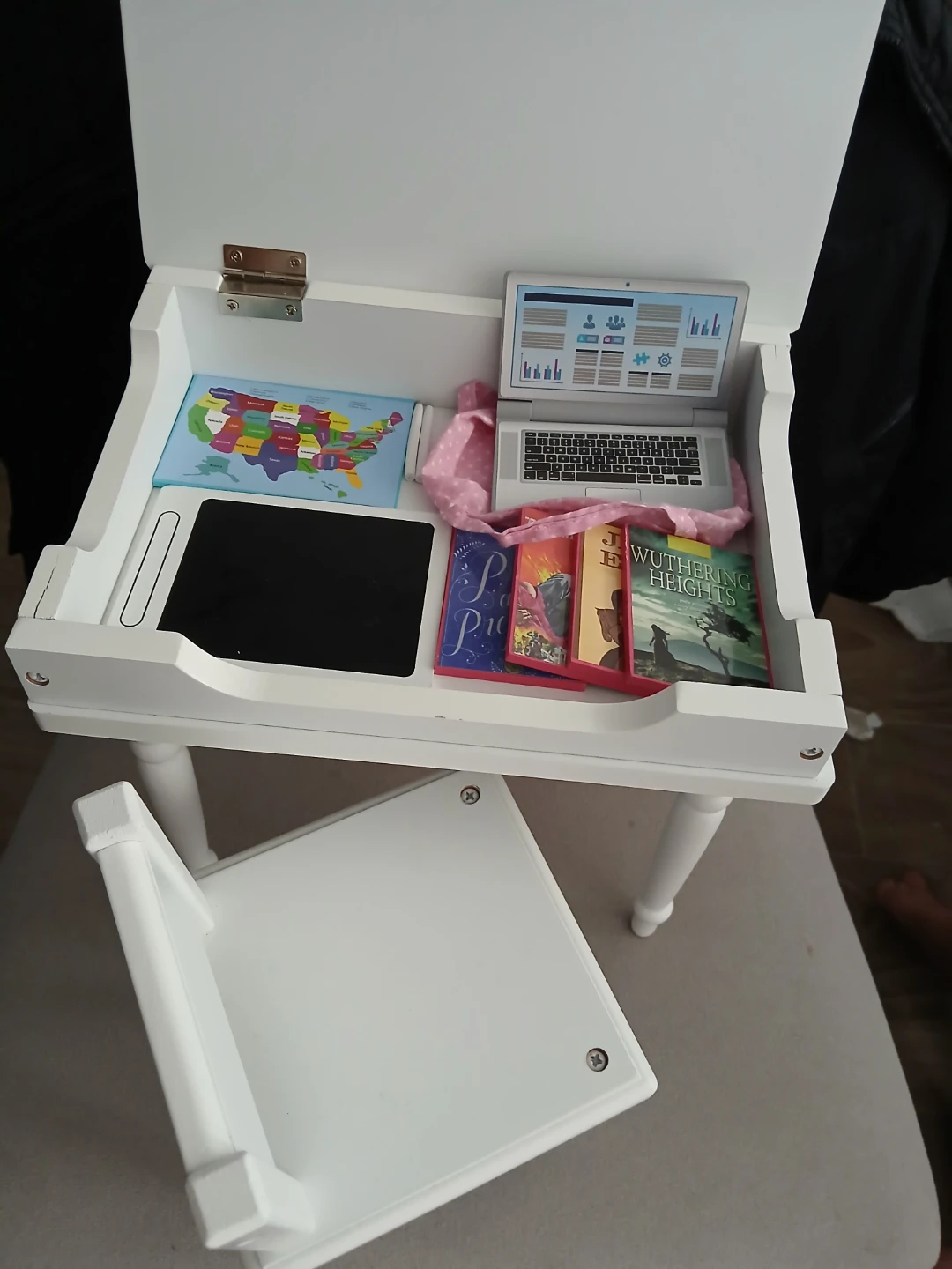 White Children's Desk and Chair Set 🏆 - photo 2