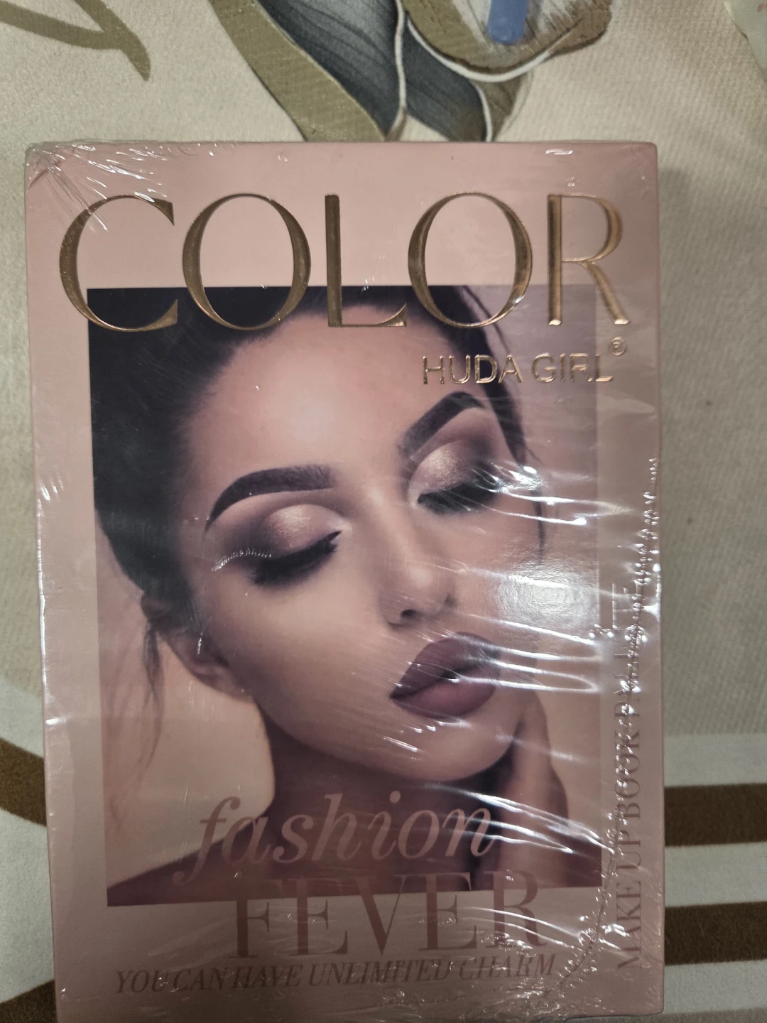 Color HUDA GIRL Fashion Fever Makeup Palette