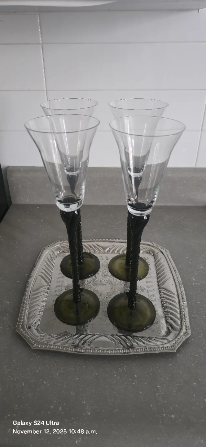Set of 4 Twisted Stem Wine Glasses