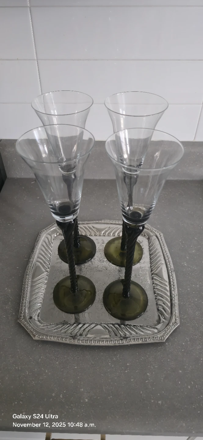 Set of 4 Twisted Stem Wine Glasses - photo 3