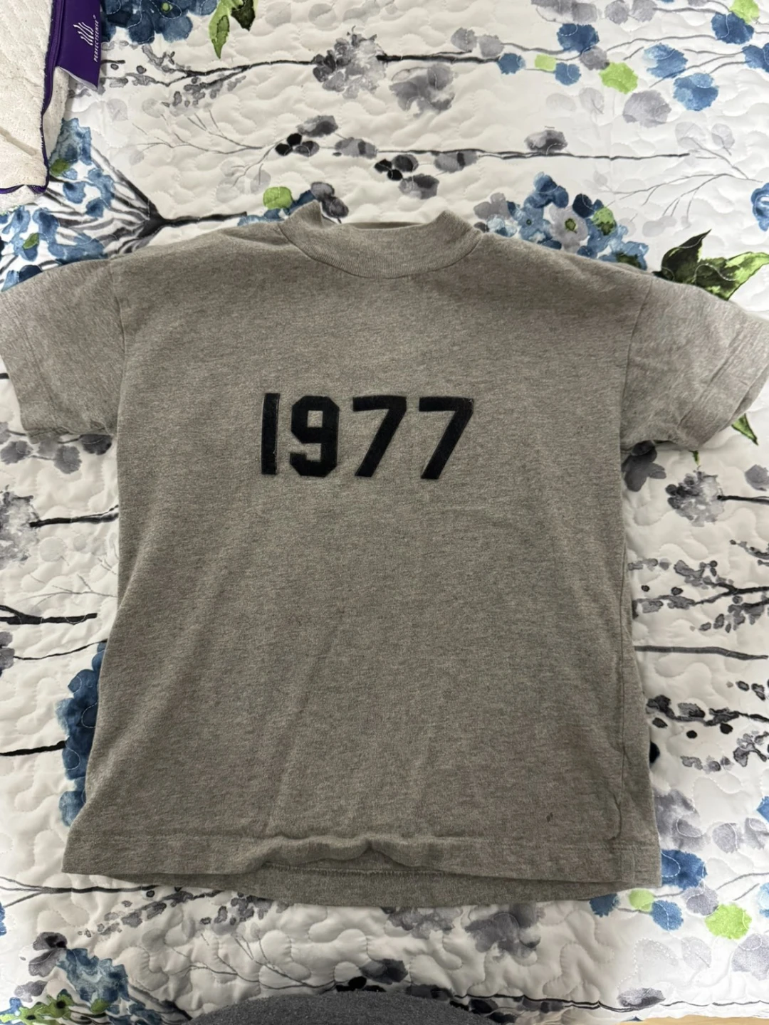 Grey T-Shirt with "1977" Graphic Essential kid Shirt