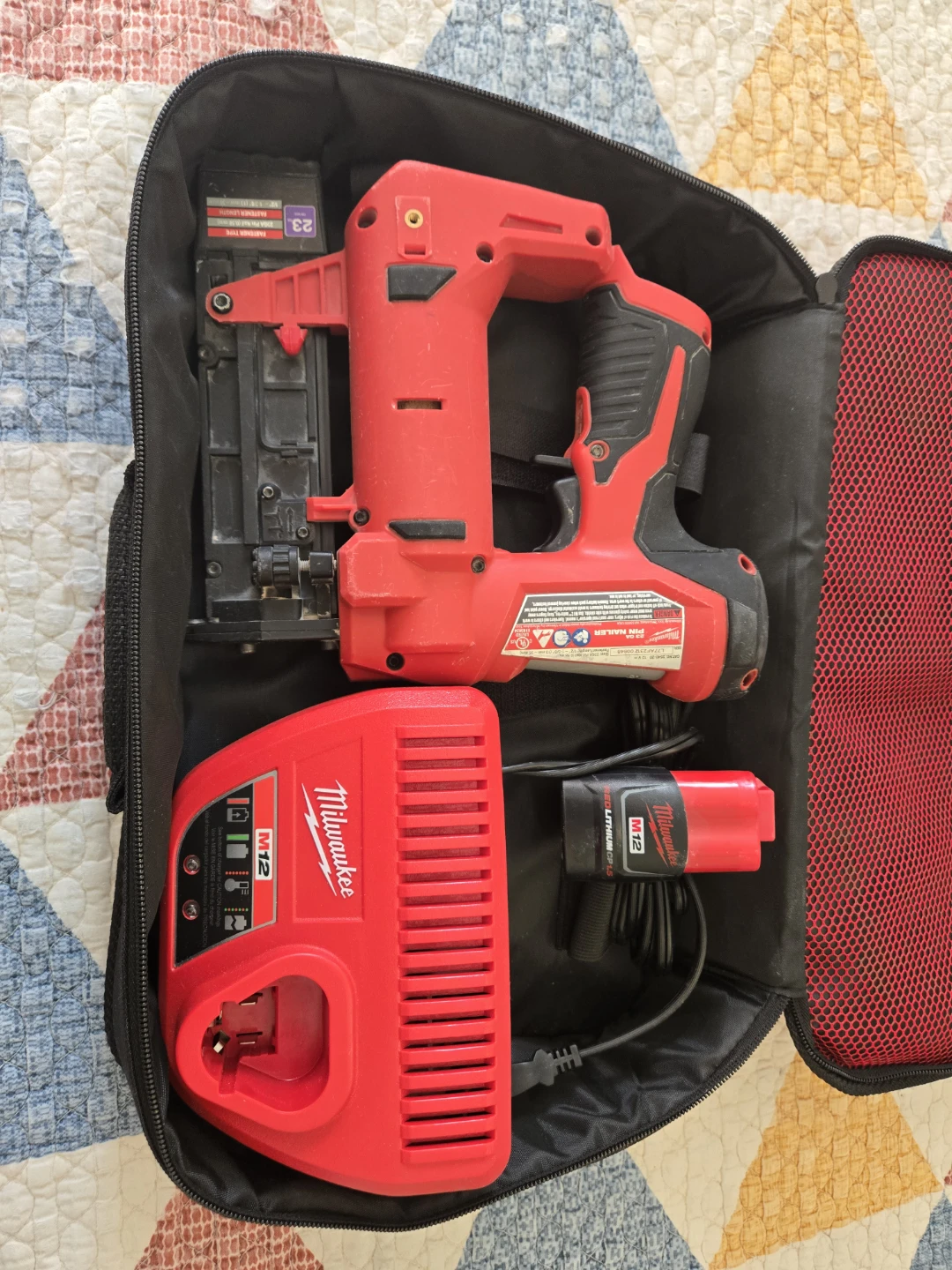 Milwaukee M12 Cordless Brad Nailer Kit - photo 2