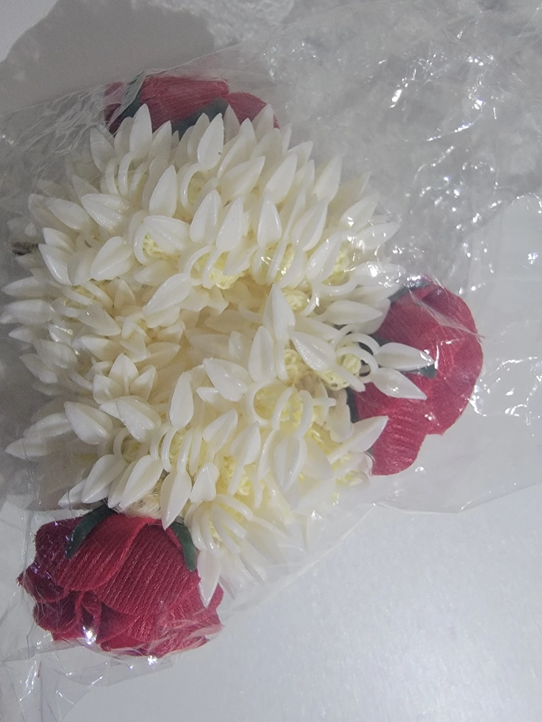 White Flower Garland with Red Roses - photo 2