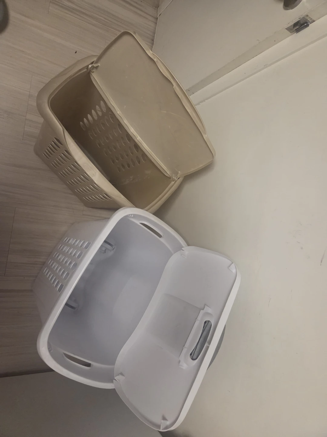 Two laundry baskets with lids - photo 2
