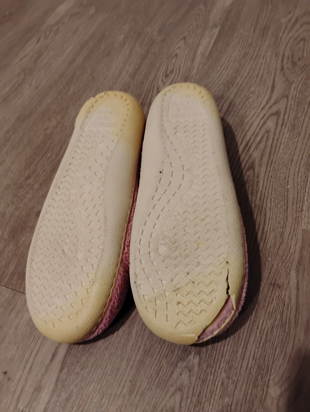 Used Pink Woman's Slippers Size 7-8 🏆