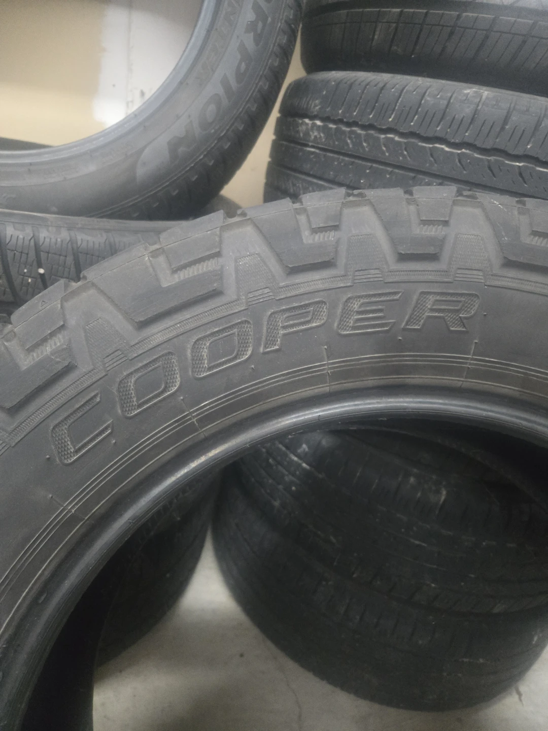 Cooper Discoverer AT3 LT285/60R20 Tires - photo 3