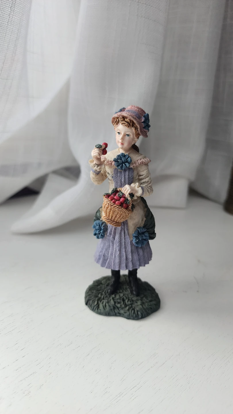 Victorian Sweethearts Bridget & Berries Figurine - photo 4