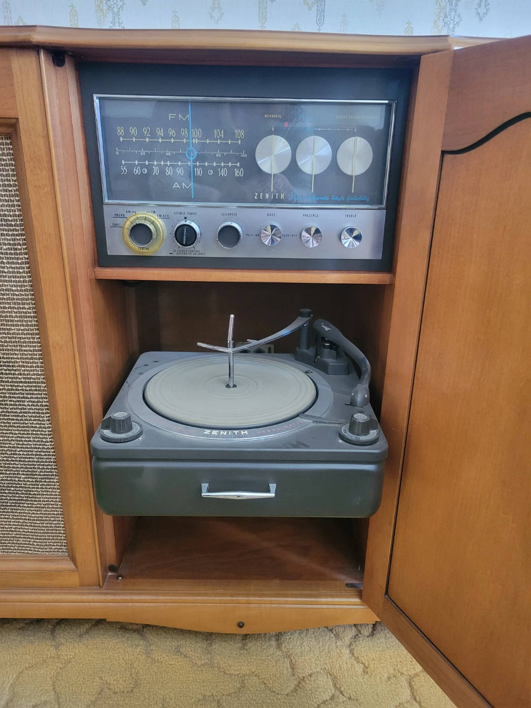 Zenith  High Fidelity Console Record Player & Radio - photo 4