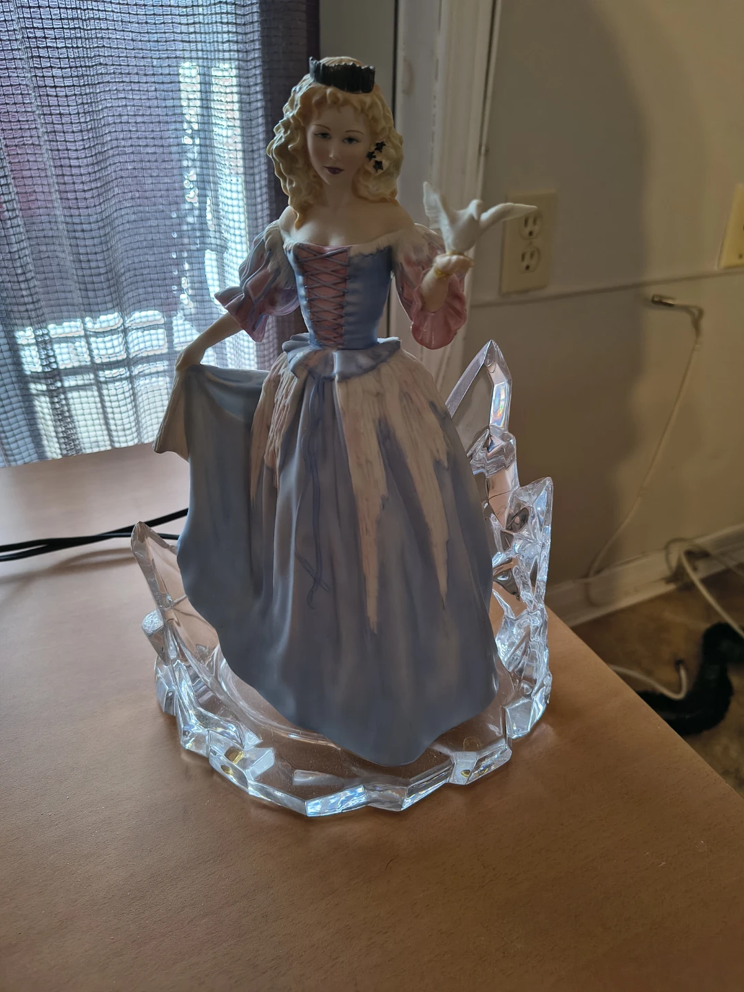 🥕 Princess figurine with a Dove