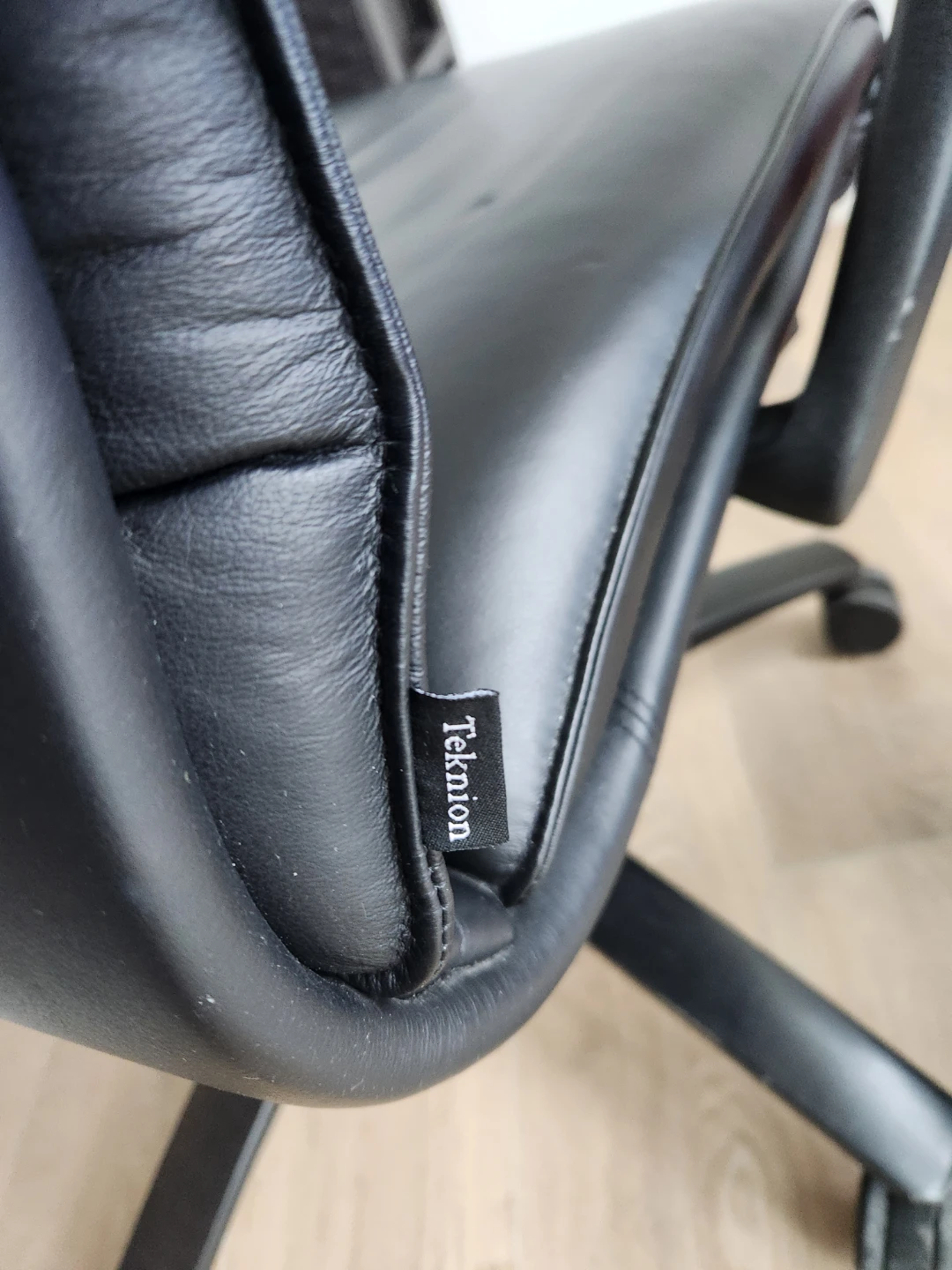 🥕 Teknion Black Leather Executive Office Chair - photo 2