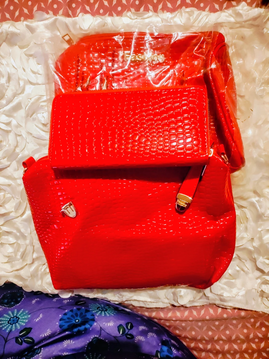 🏆 Red 3 piece Crocodile Textured Wallet and Handbag Set