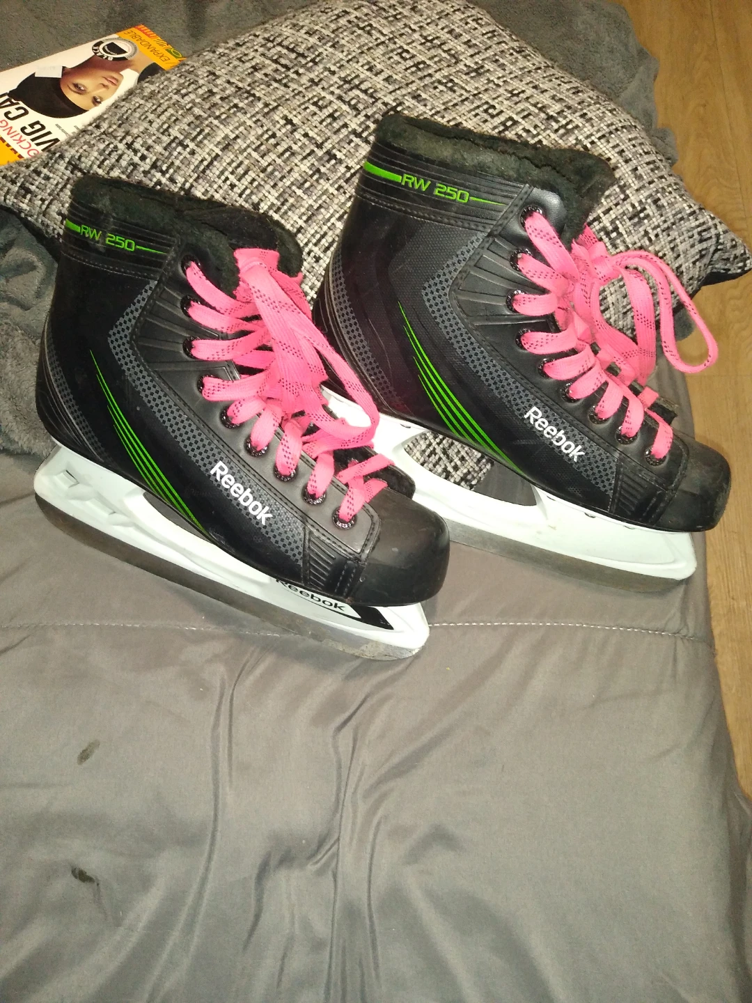 Brand new Reebok ice skates men's size 6