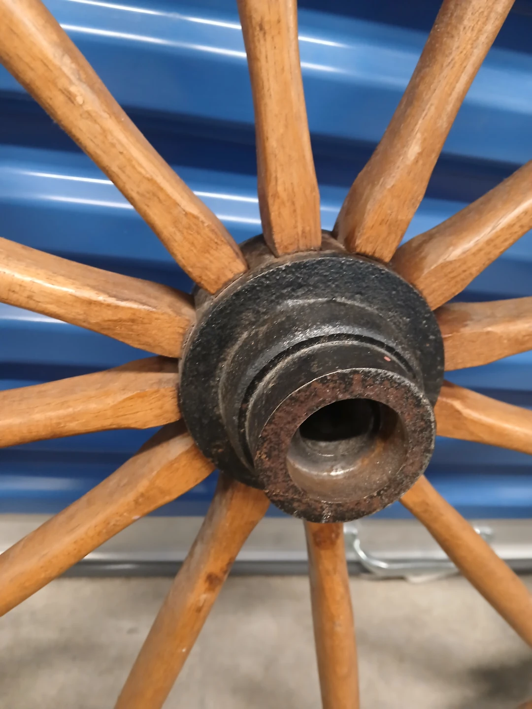 Vintage Wooden Wagon Wheels (Pair) 🥕 - photo 3