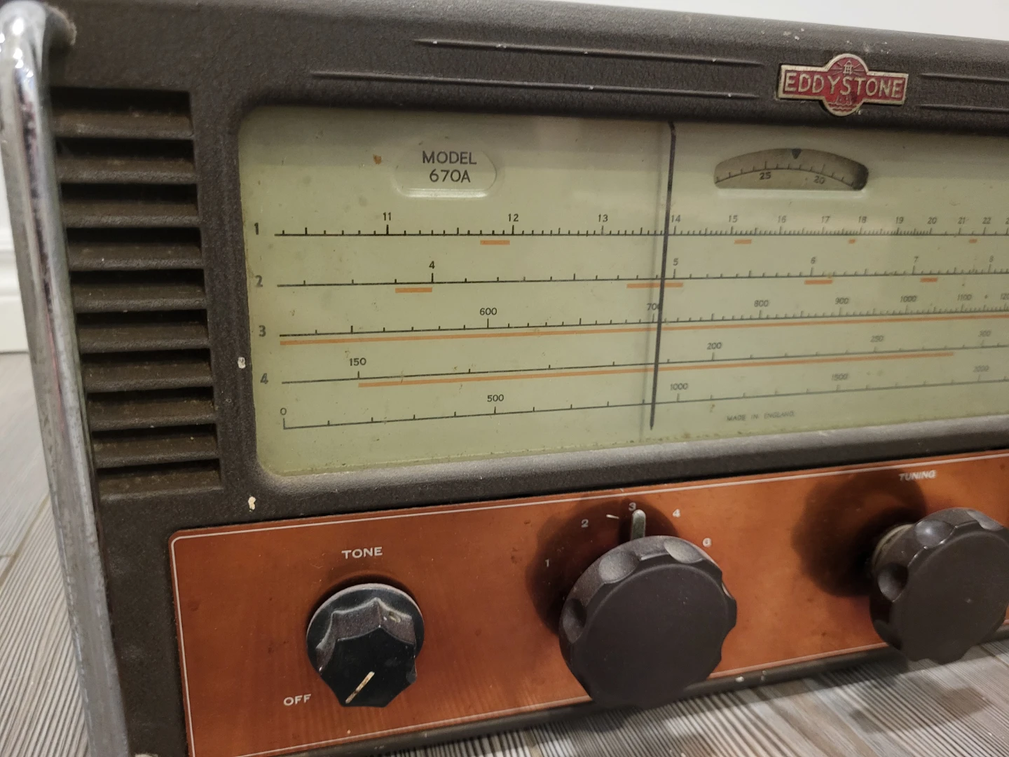 Vintage Metal Radio NOT WORKING - photo 2