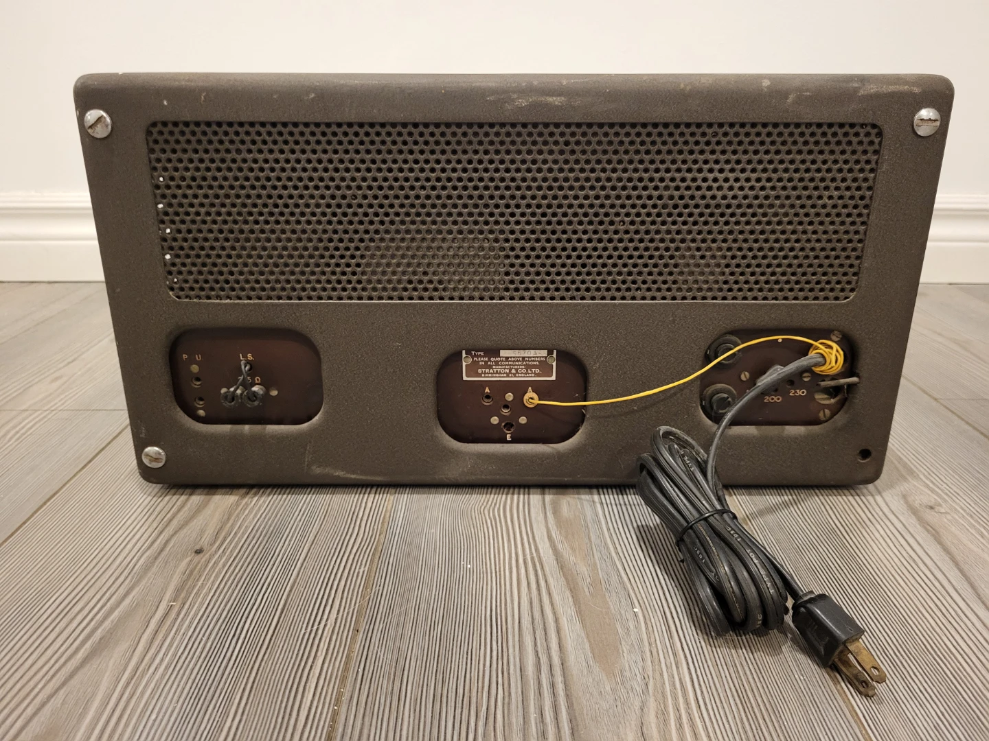 Vintage Metal Radio NOT WORKING - photo 3