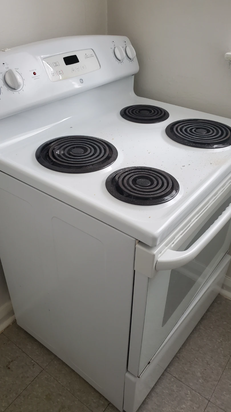 White GE Electric Coil Top Stove with Oven - photo 3