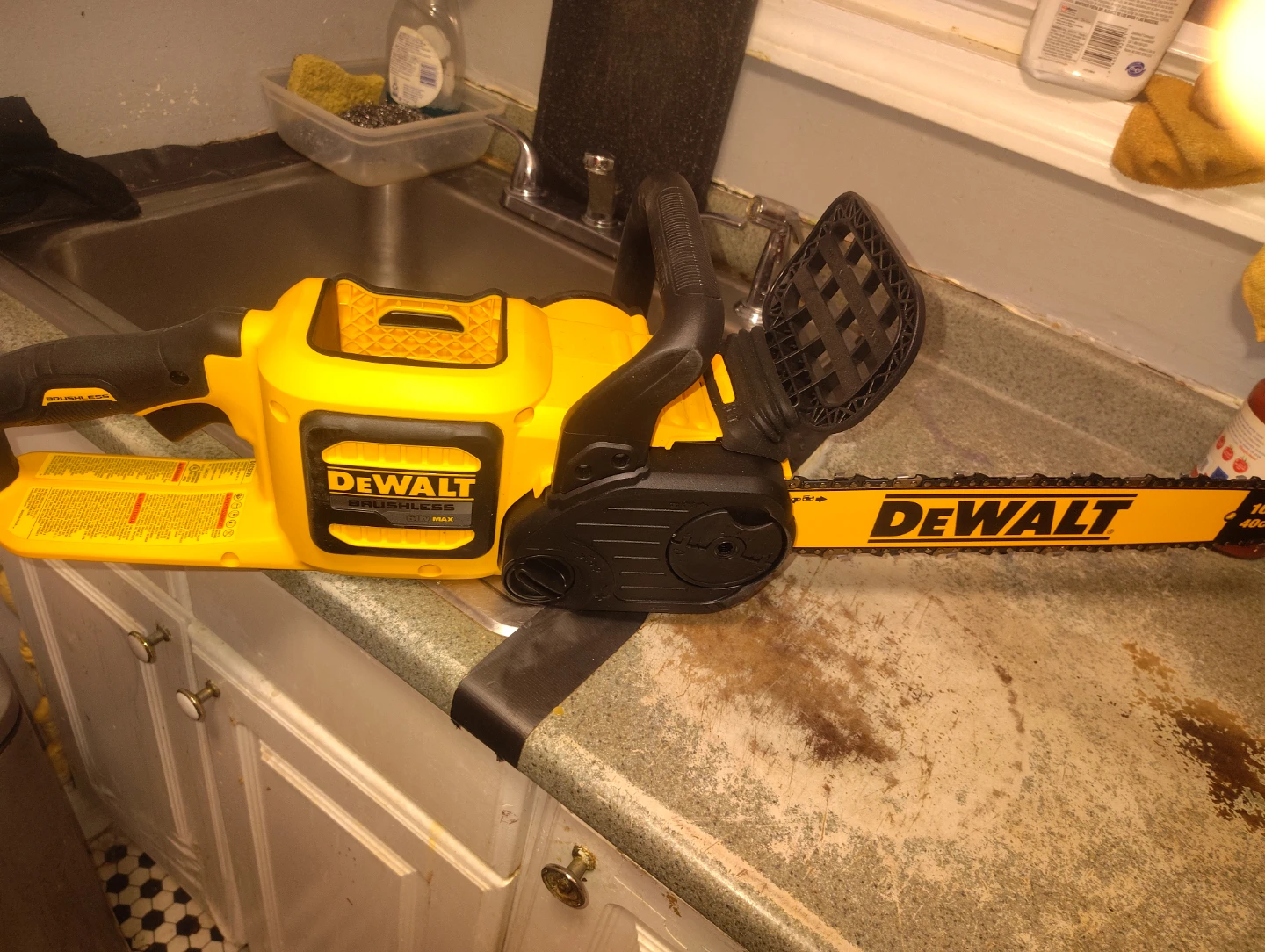 DeWalt Cordless Electric Chainsaw 16-inch - photo 2