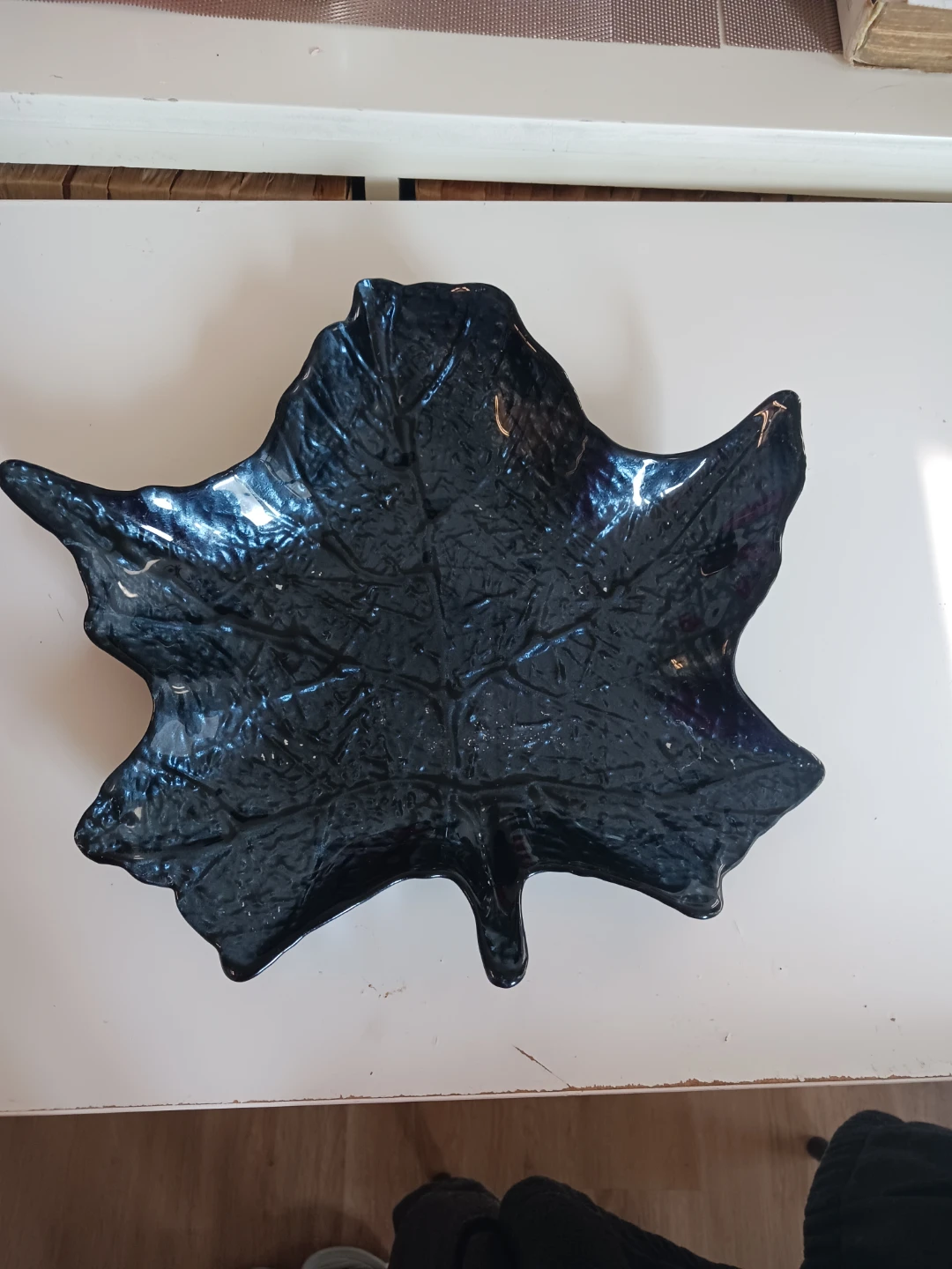 Leaf-shaped serving dish