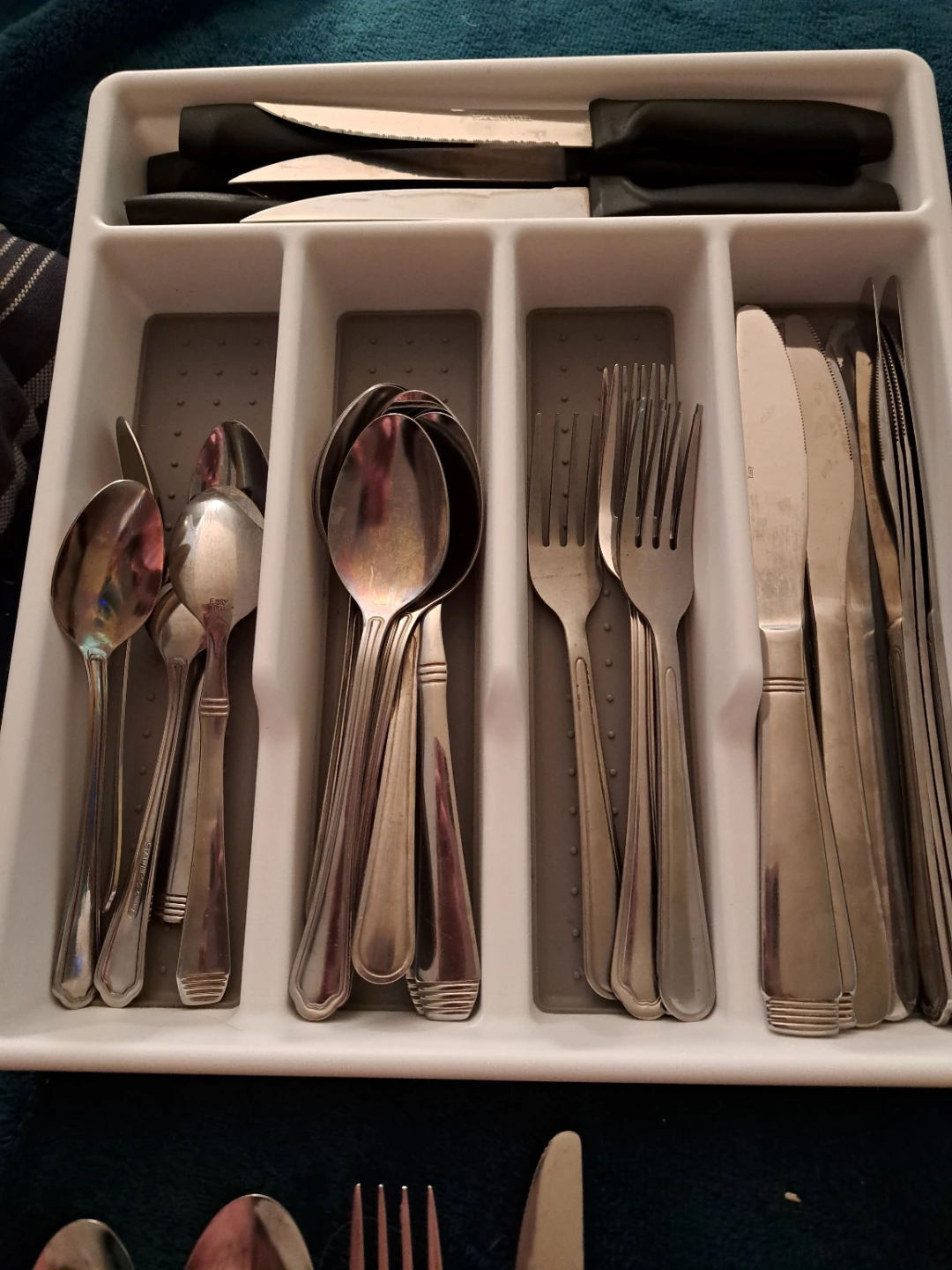 Cutlery Set with Utensil Organizer