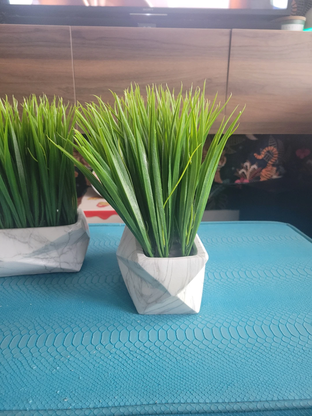 Set of 2 Artificial Grass Plants in Marble Pots - photo 2