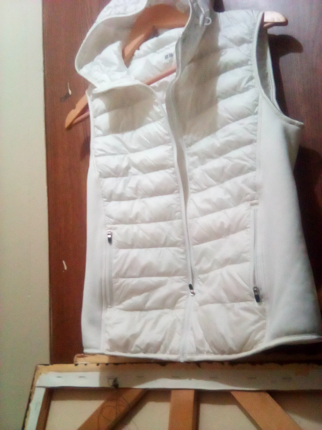 Uniqlo White Hooded Puffer Vest - photo 3
