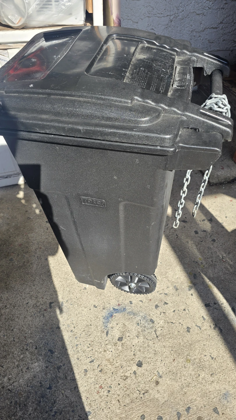 Toter 32 Gallon Wheeled Trash Can