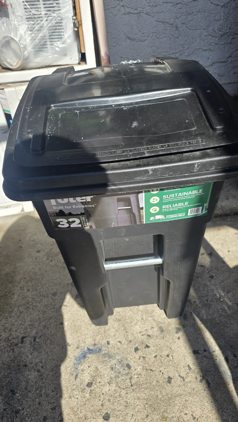 Toter 32 Gallon Wheeled Trash Can - photo 2