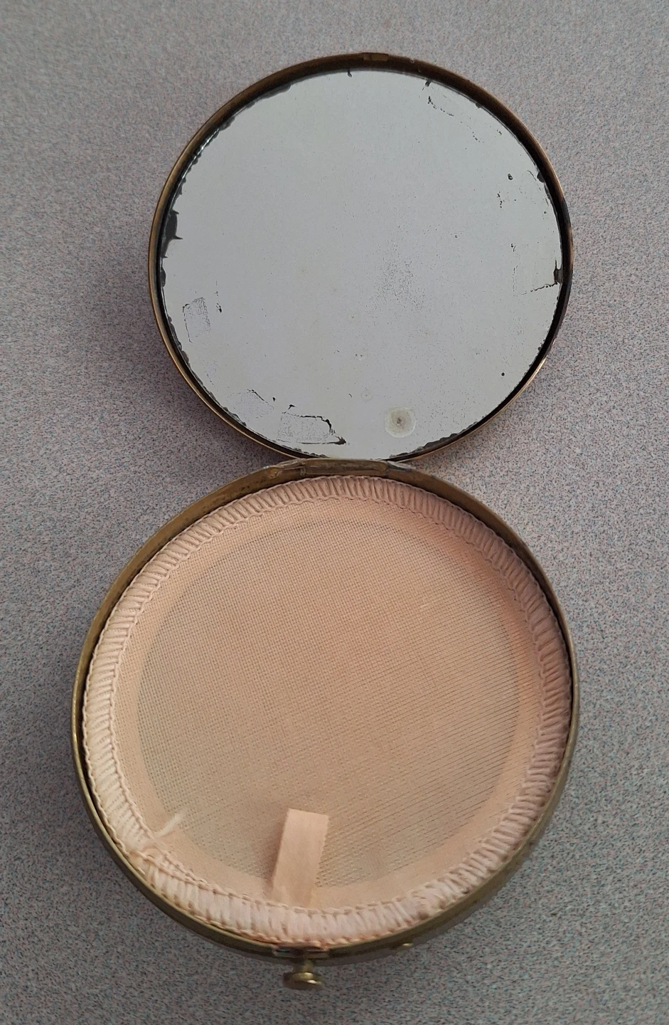 Vintage Powder Compact with Floral Design - photo 2