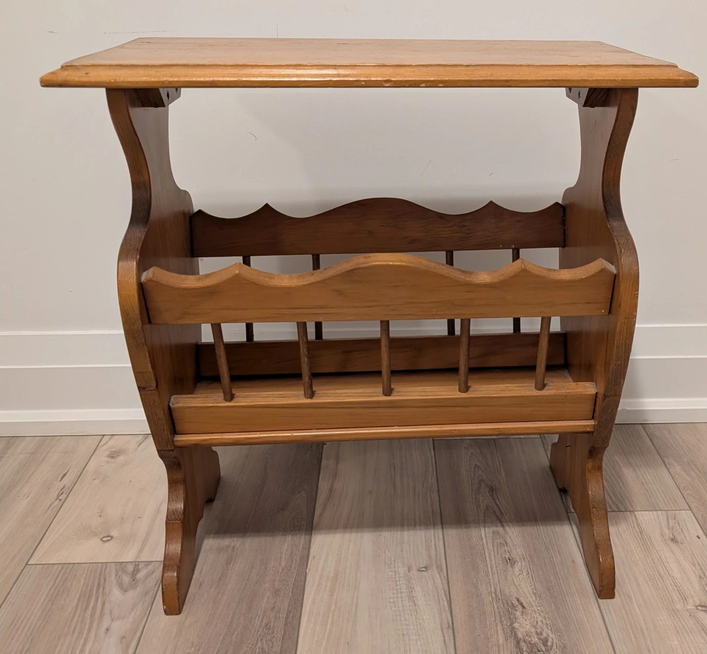 Pine magazine rack table